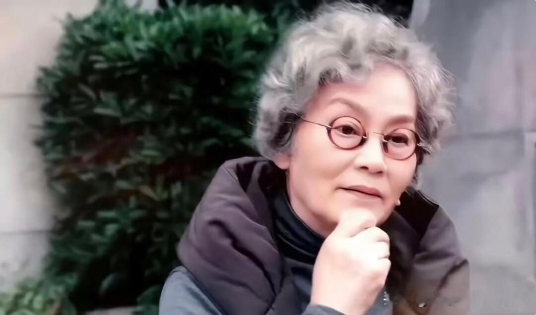 一直喜欢潘虹，从形象到演技都是那么完美，如今70多岁的她依旧美，才艺双馨，优雅恬