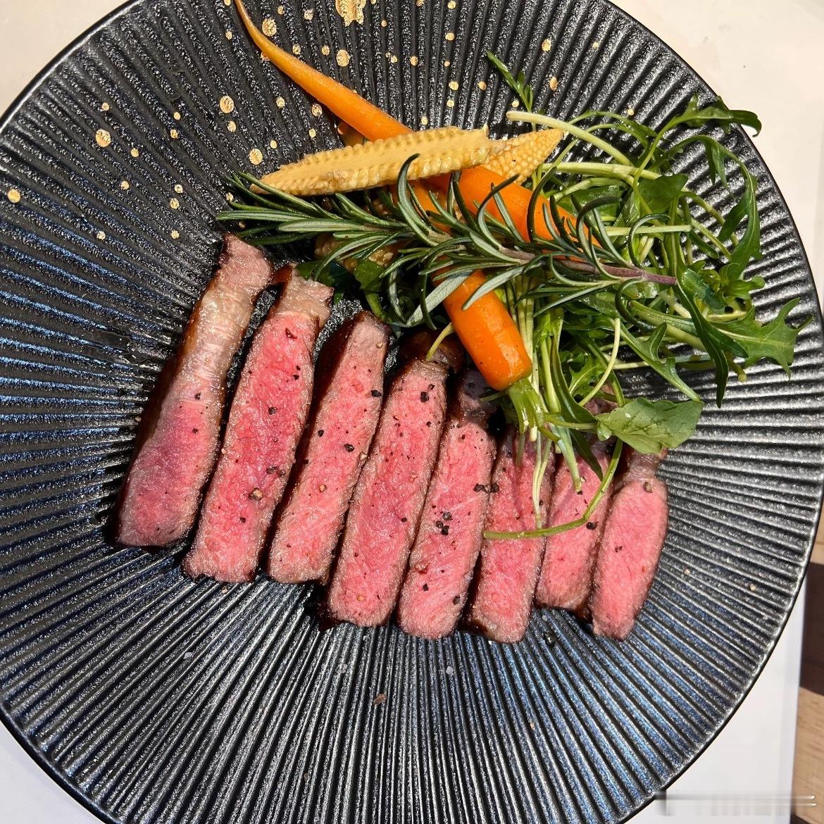 三杯牛排菇菇笋当牛排邂逅三杯魔法，嫩肉裹着麻油香，罗勒叶在热油中迸发清新！冬笋脆