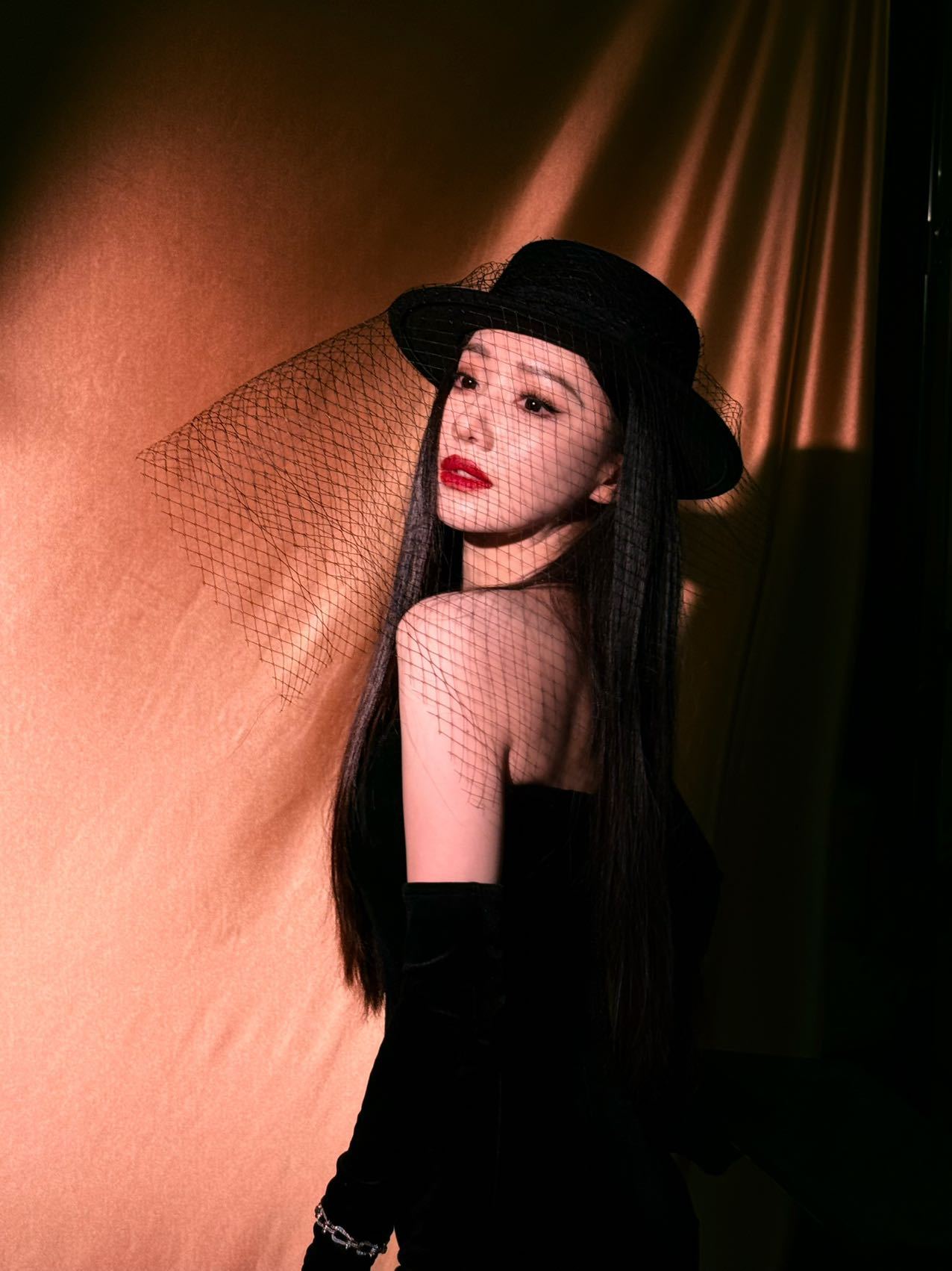 这组时尚芭莎珠宝年度盛典出发图直接帅到词穷， 黑丝绒礼服完美贴合身形！搭配面纱礼