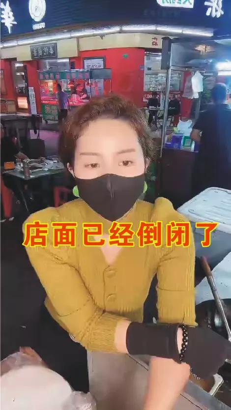 东莞网红炒粉姐又回到地摊炒粉，呼唤大哥们赶紧回去大朗支持她！！
据炒粉姐透露，她