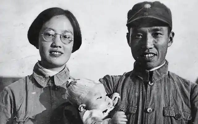 1946年痴情男子陈守中迎娶抗日名将左权的遗孀刘志兰，谁知新婚夜他没送闪亮戒指，