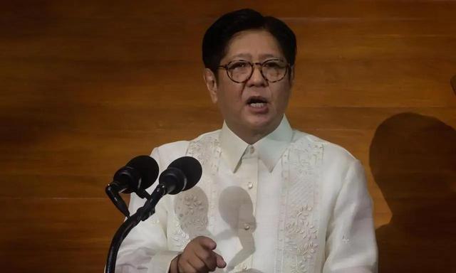 小马科斯 总统因为仁爱礁局势紧张而召见中国大使井泉，但从照片看一点也不紧张，井泉