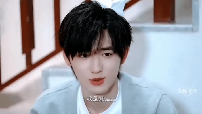 在中戏毕业大戏《四川好人》的舞台上，宋亚轩凭借底层少年这一角色惊艳亮相。他那略显