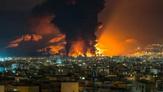 德黑兰“变黑”

空气里像是裹着化不开的墨，黑色的雨掠过德黑兰的屋顶与街道，战争