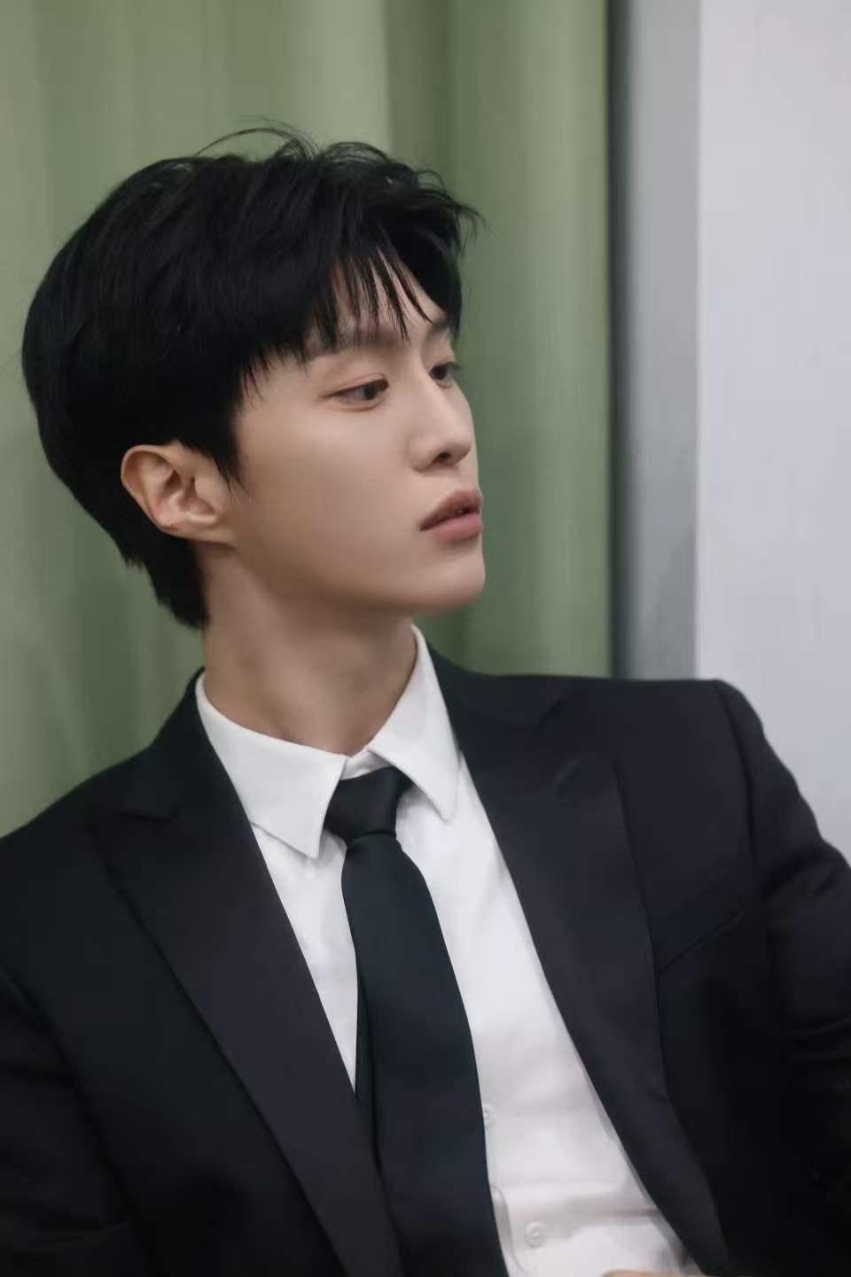 范丞丞珠西装衬衫打领带look 范丞丞西装衬衫打领带 好标准的一个满分男！ 范丞