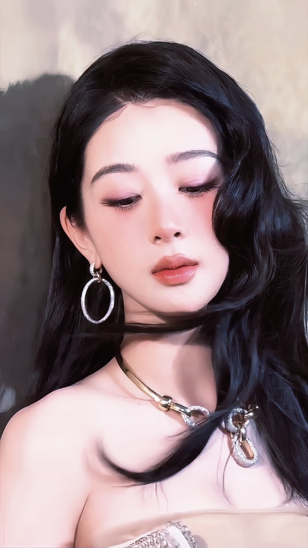 杨紫杨紫董竹君yz杨紫玉兰花开君再来潮水轻拍，与角色相拥的瞬间，风轻轻拨动她的发