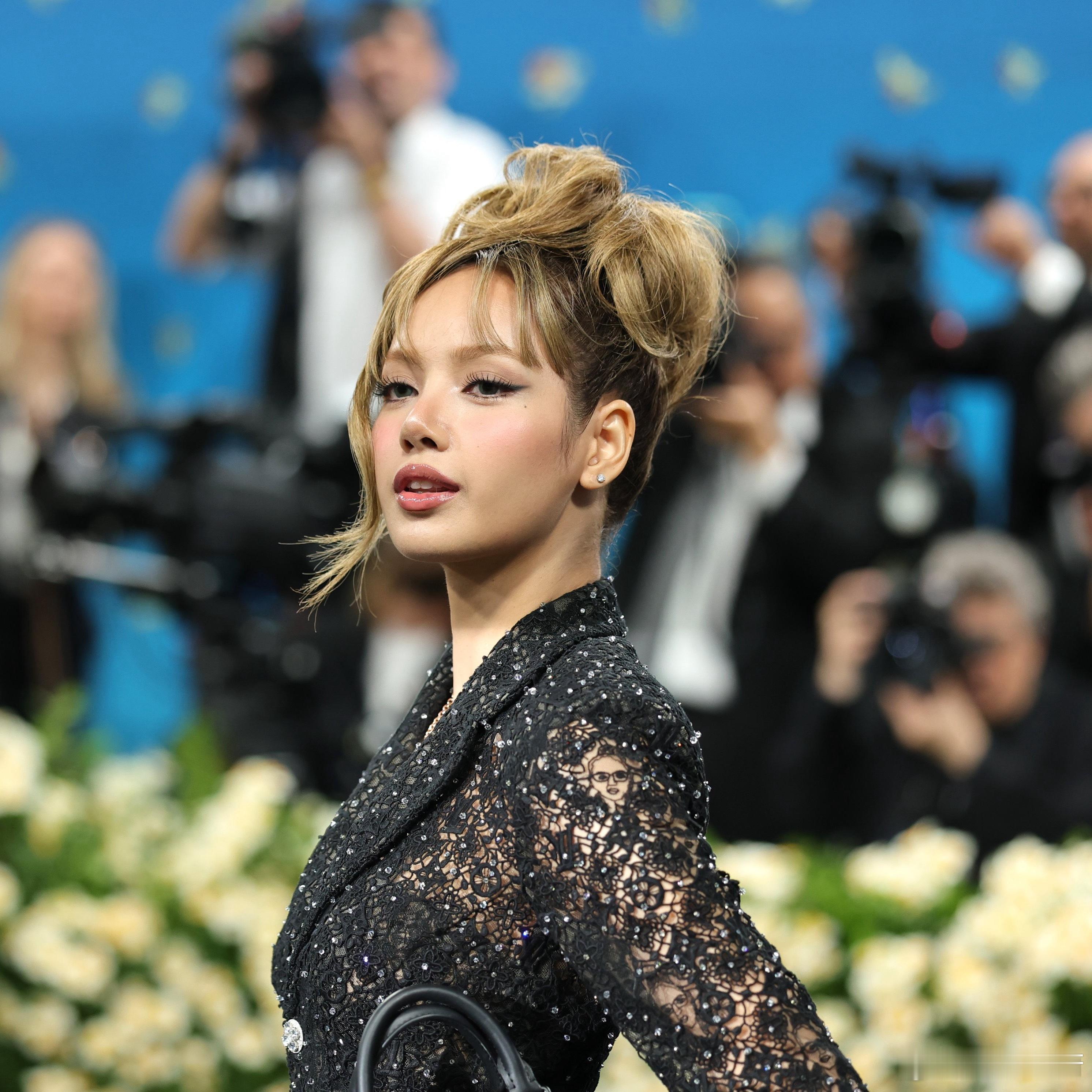 Lisa被列为MetGala 2025上着装最佳的明星之一，由以下（媒体或日报等