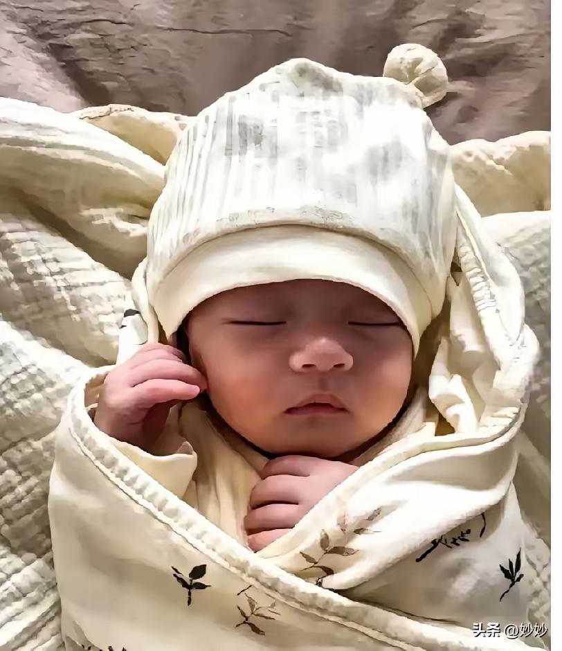 陕西一位女子分娩时突发羊水栓塞，经抢救无效离世，留下一个刚出生的女儿。

头七刚