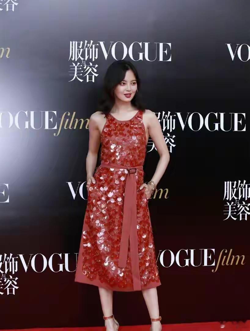 故事感扑面而来！辛芷蕾VOGUE红毯造型，红调礼服尽显强大气场 