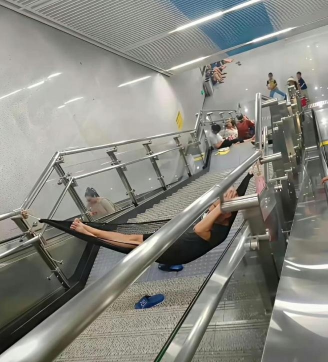 地铁站这样蹭空调就过分了吧？ 