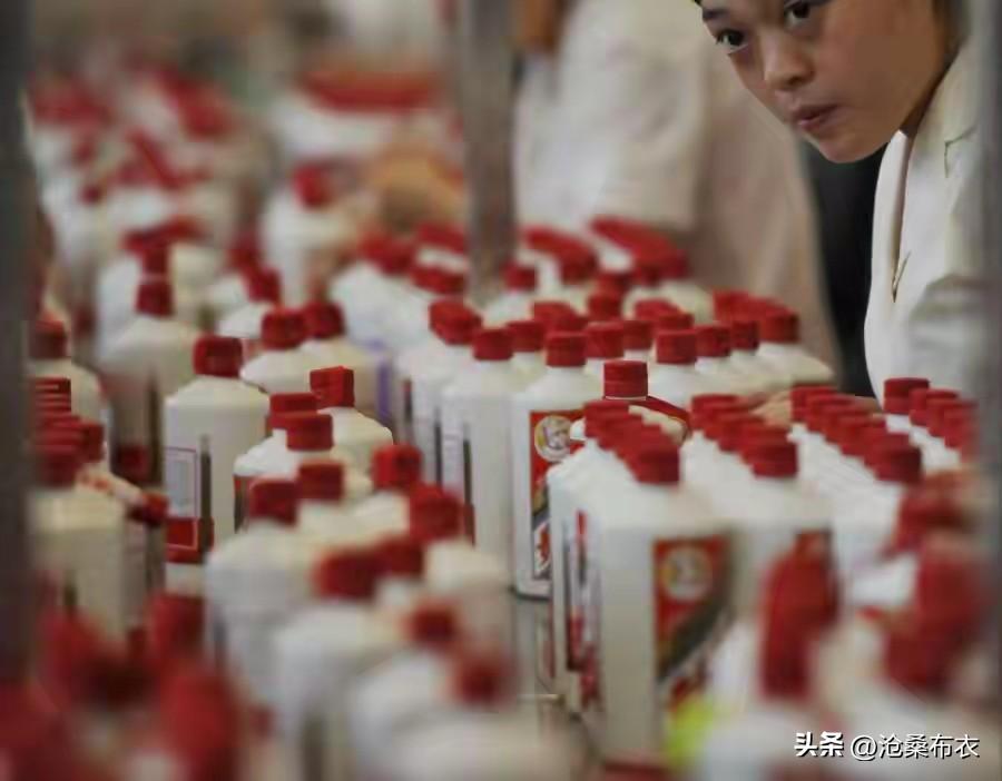 茅台集团宣布“飞天茅台”涨价100/元！3月30日，贵州茅台宣布，自3月31日起