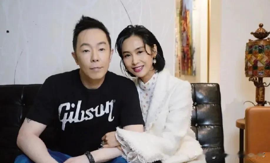 朱茵，这位华语电影圈的知名女演员，自从与黄贯中结婚后，似乎过上了一种与众多明星不