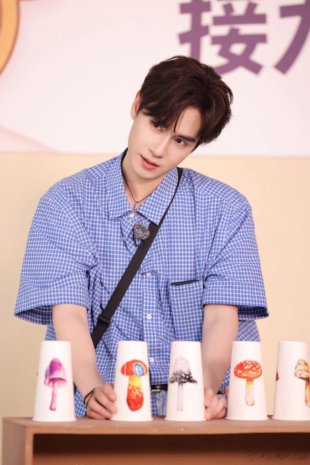 胡一天一直都在赏味期 我愿称胡一天为内娱白水感的艺人，淡淡的帅帅的。让人没有距离