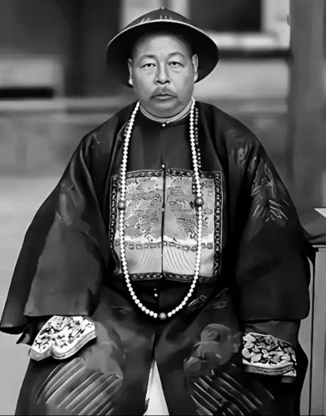 左宗棠这倔老头，家里规矩比军法还严。一妻三妾，他死活不进小老婆房门。

逢年过节