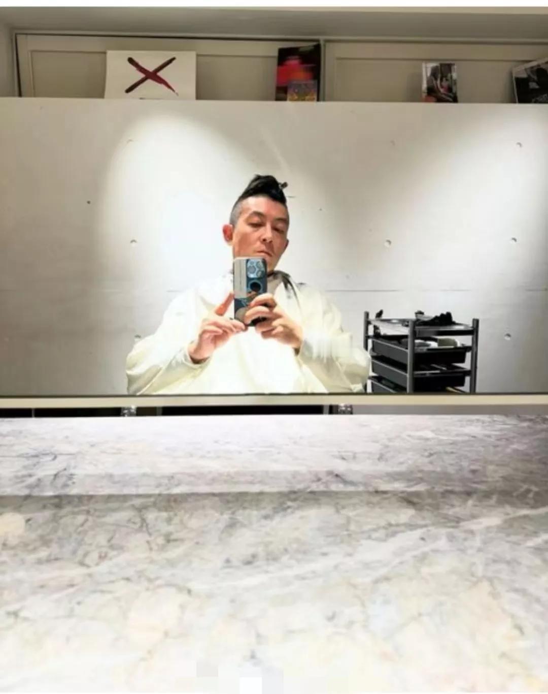 以往，陈冠希拍别人居多
如今，陈冠希恋上了自拍
而且，陈冠希的发型一次比一次惊艳