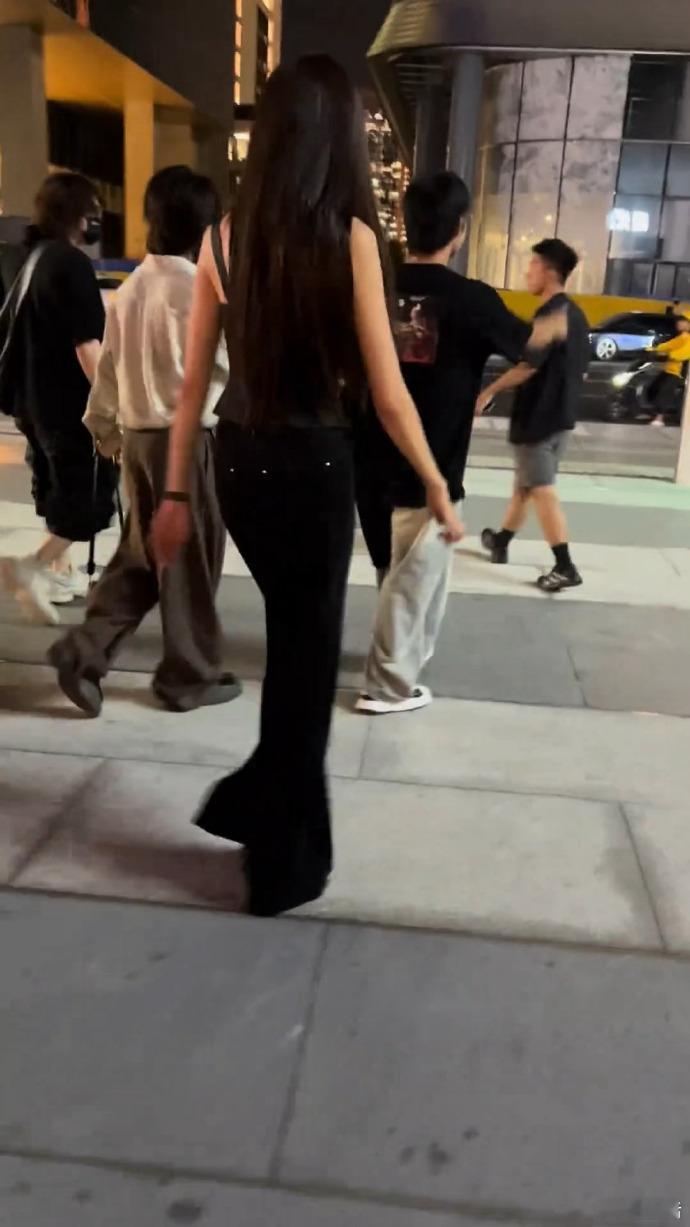 好想跟孙千畅聊一个晚上谁能拒绝会玩梗的孙千，路人偶遇帖下语音空降，抛出你怎么没有
