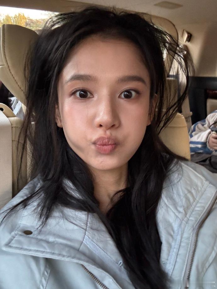 干干净净清爽的风格就已经很漂亮了呀，张婧仪好素好素素颜照片。嘟嘟嘴的样子也太萌太