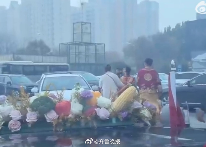 #拦截婚车索香烟当地不能装聋作哑#【晚报来论 | #拦婚车要香烟别让敲诈勒索者跑