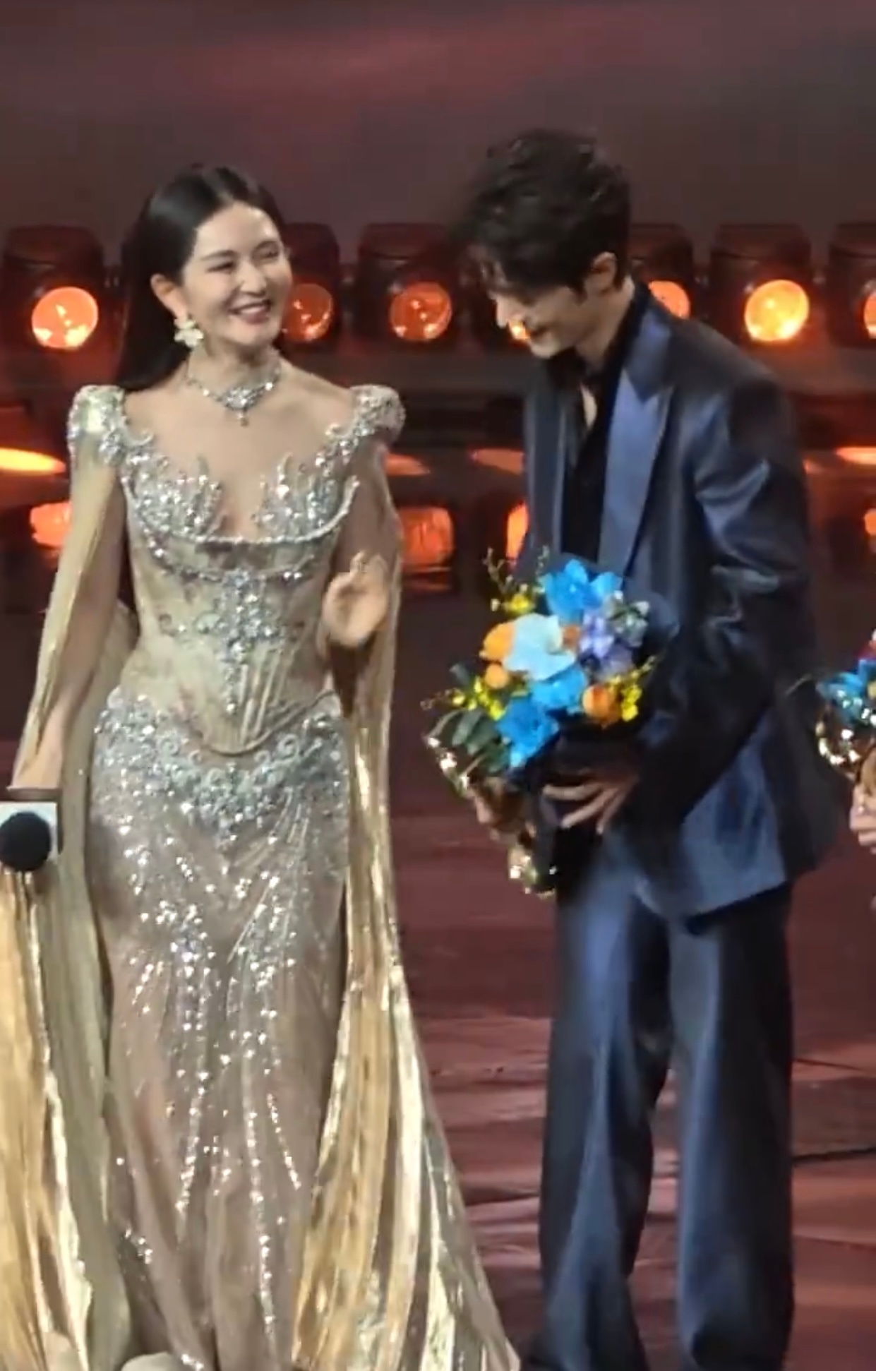 肖战谢娜击掌肖战谢娜台上聊得好开心 肖战谢娜击掌，台上聊得好开心