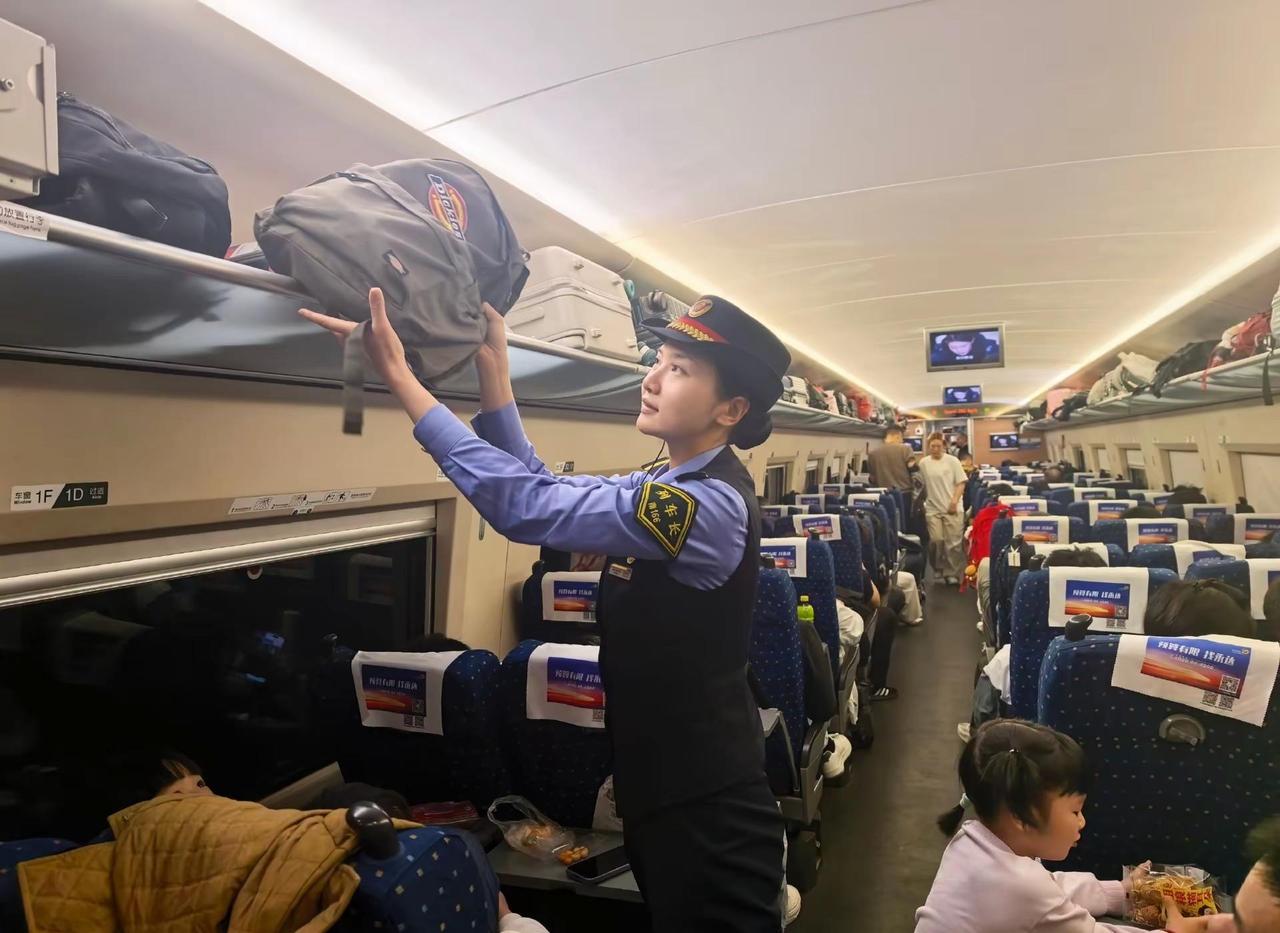 由厦贵车队担当的G2278次列车，列车长帮助旅客找到遗失的双肩包，内有现金、衣服