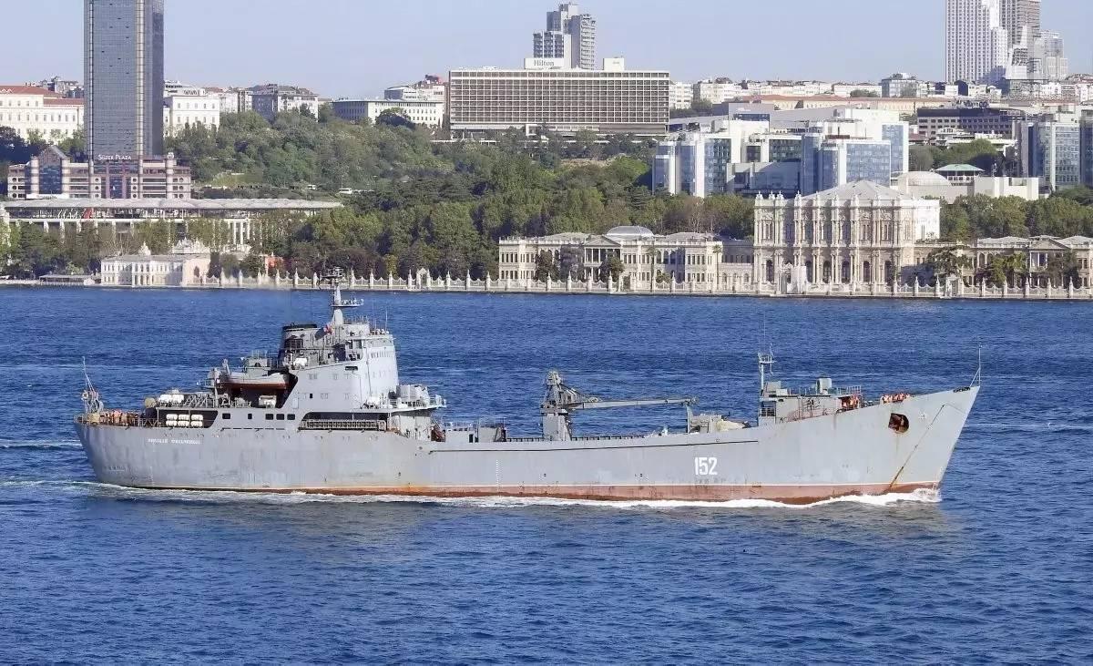 由于乌军持续打击克里米亚附近的俄军军事目标，加上瓦格纳雇佣军要攻击刻赤大桥的传闻