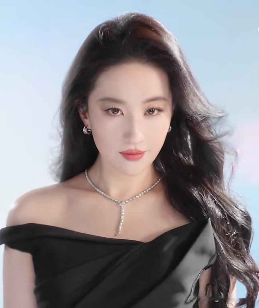 刘亦菲晒出光影大片。


俏皮可爱，妩媚动人。

露肩裙搭配卷发，每一帧都很动人