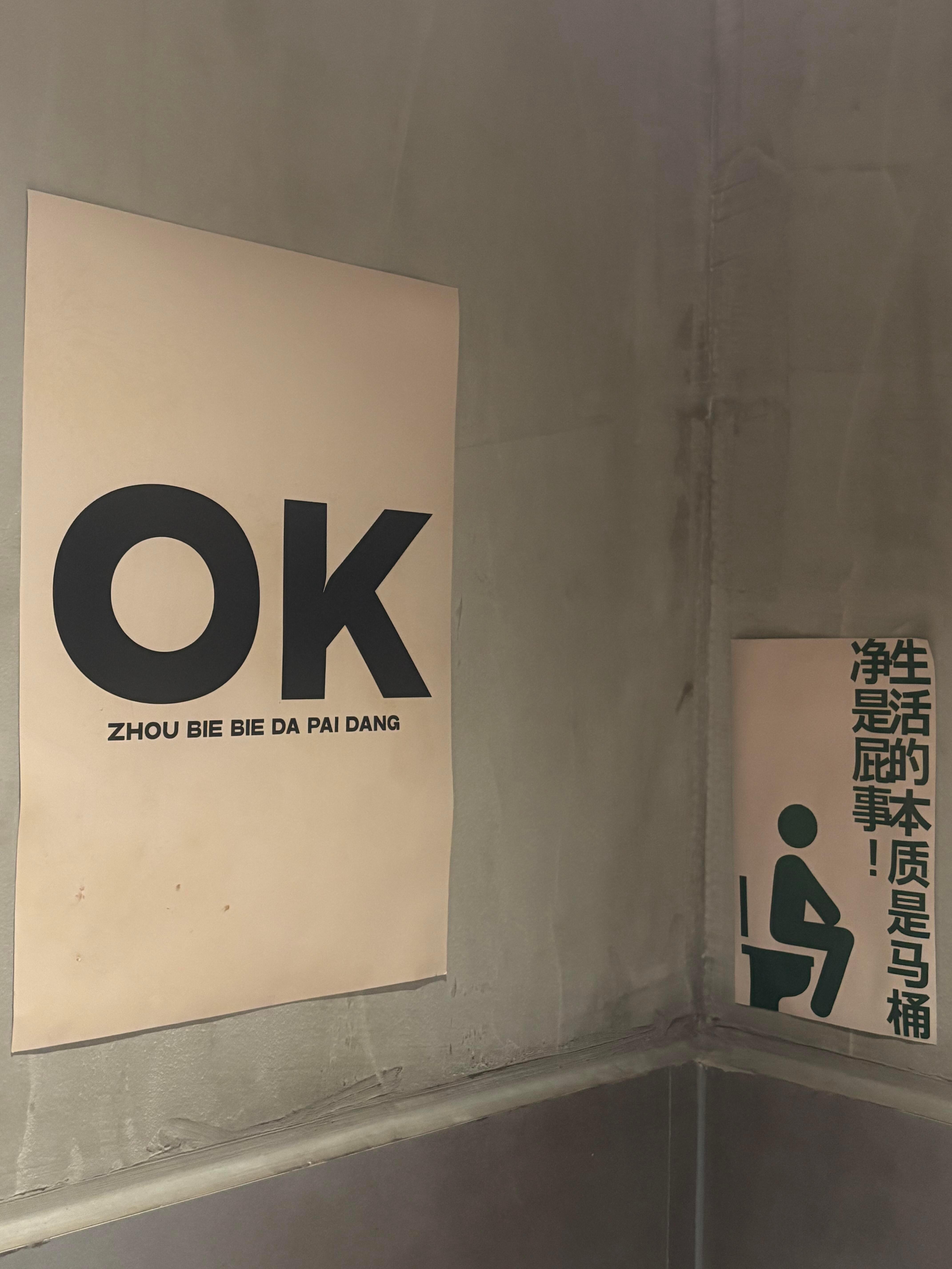 把桌子支在溪边,把食材摆满,把快乐交给山风和流水。 