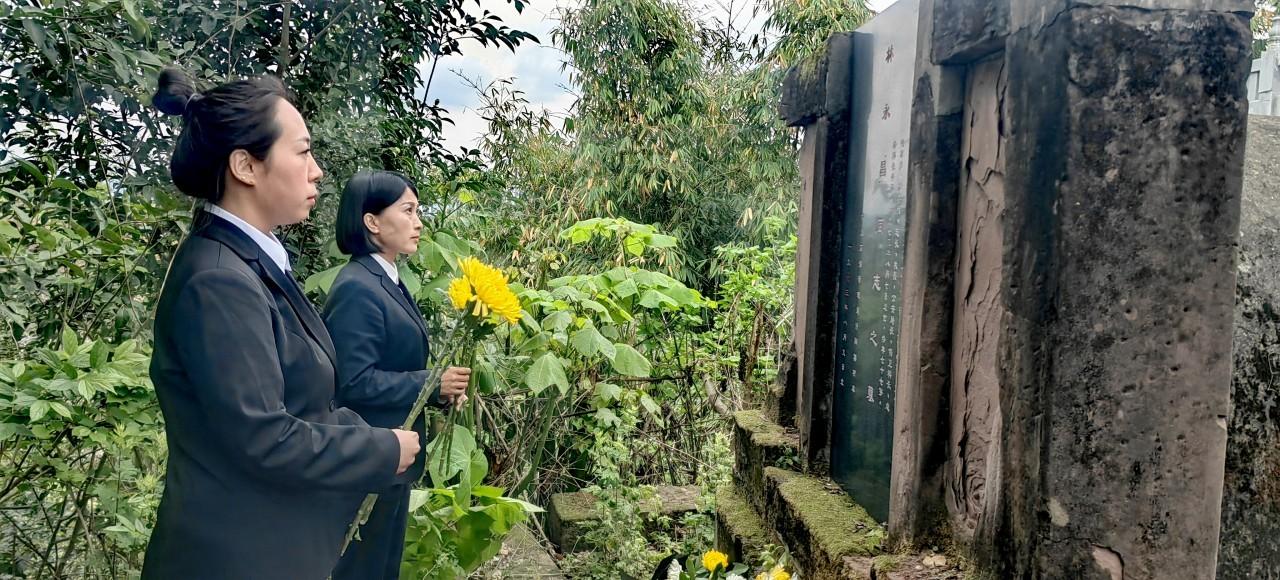 一封“攒”了4年的手写信刷屏！90后女孩守护围墙外红军墓，三次拒收转账：这是对先