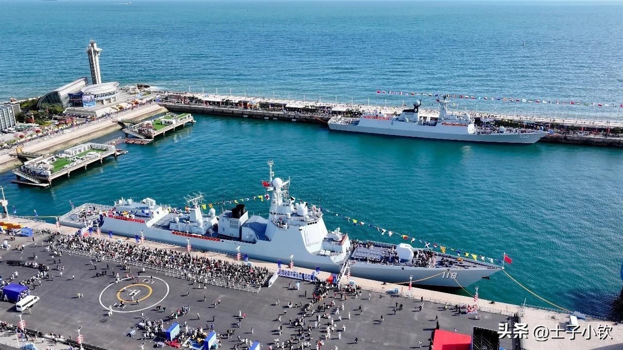 北海舰队的舰艇开放日活动到今天也就结束了，时间还是比较长的，近一个星期。据说，有