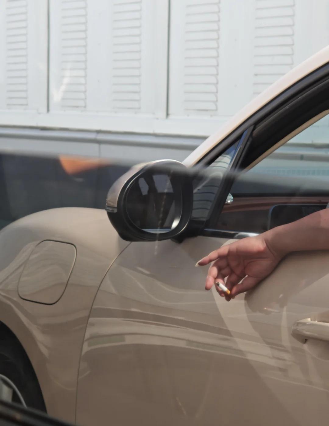 谁敢闻这只手
后续是继续在高铁站继续被灌二手烟
小拇指留指甲是为了干啥啊
烟人 