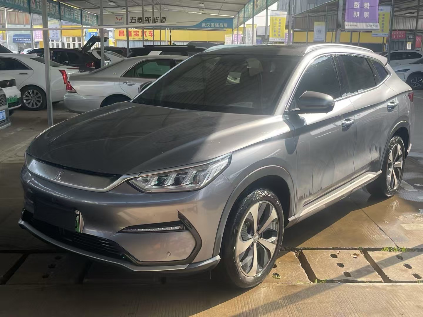 待会儿有老家朋友来看车，先简单冲洗下，然后做一个精洗。22年差几天的比亚迪宋pl