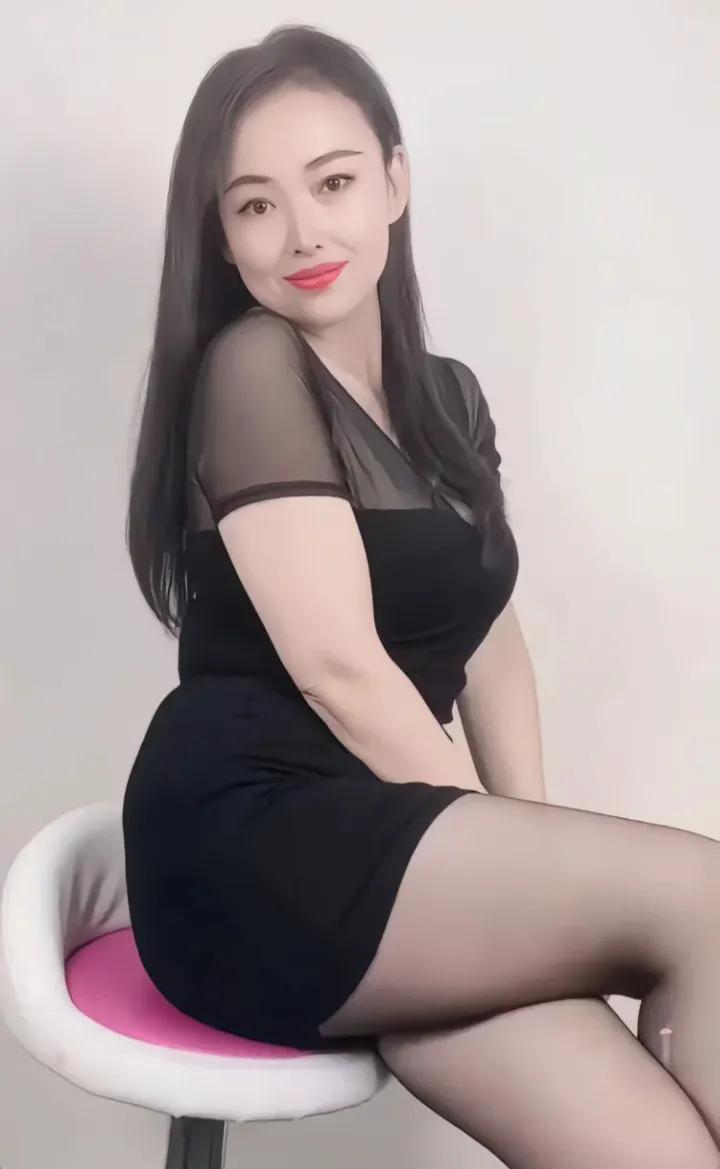 风韵犹存的美
岁月流转魅力不减的美丽佳人，这样的美女在互联网上一定会积攒非常多的