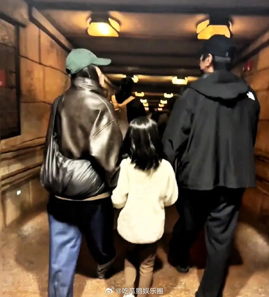 有网友在迪士尼偶遇高圆圆赵又延，还有她们的女儿！夫妻俩结婚后，特别低调，几乎没有