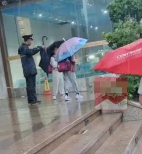 近日，在湛江某酒店，天空下着雨，看到门口有孩子避雨，保安走过去，进行了驱离！


