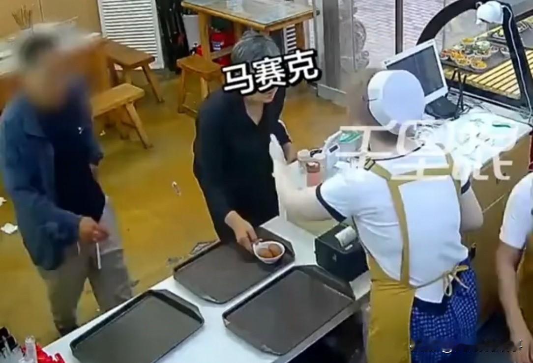 陕西一早餐店，老人拿吃剩的鸡蛋退，店员反问他，“别人退的鸡蛋卖你，要吗？”老人说