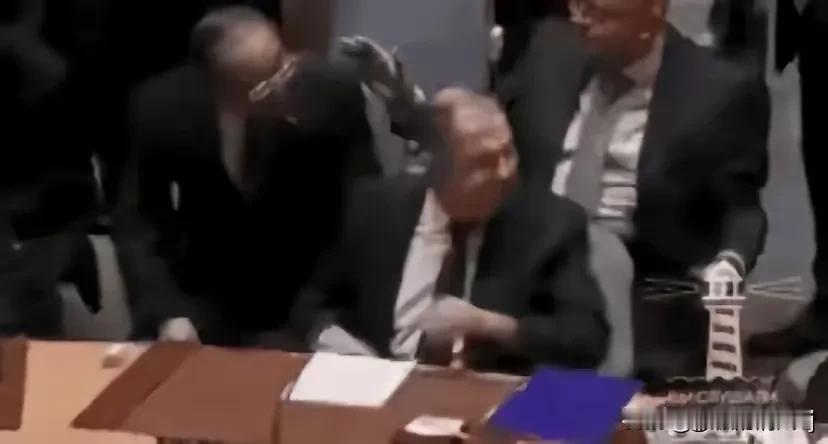 拉夫罗夫，这位俄罗斯的外交巨头，近期发出了令人深思的声明。他明确表示，俄罗斯并不