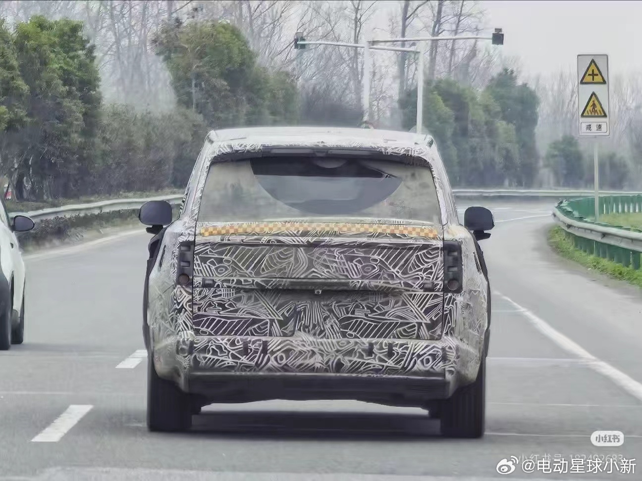 小米 YU9 轻伪装尾部图曝光，今早预告的这个会是 YU9 吗？小米汽车预告图小