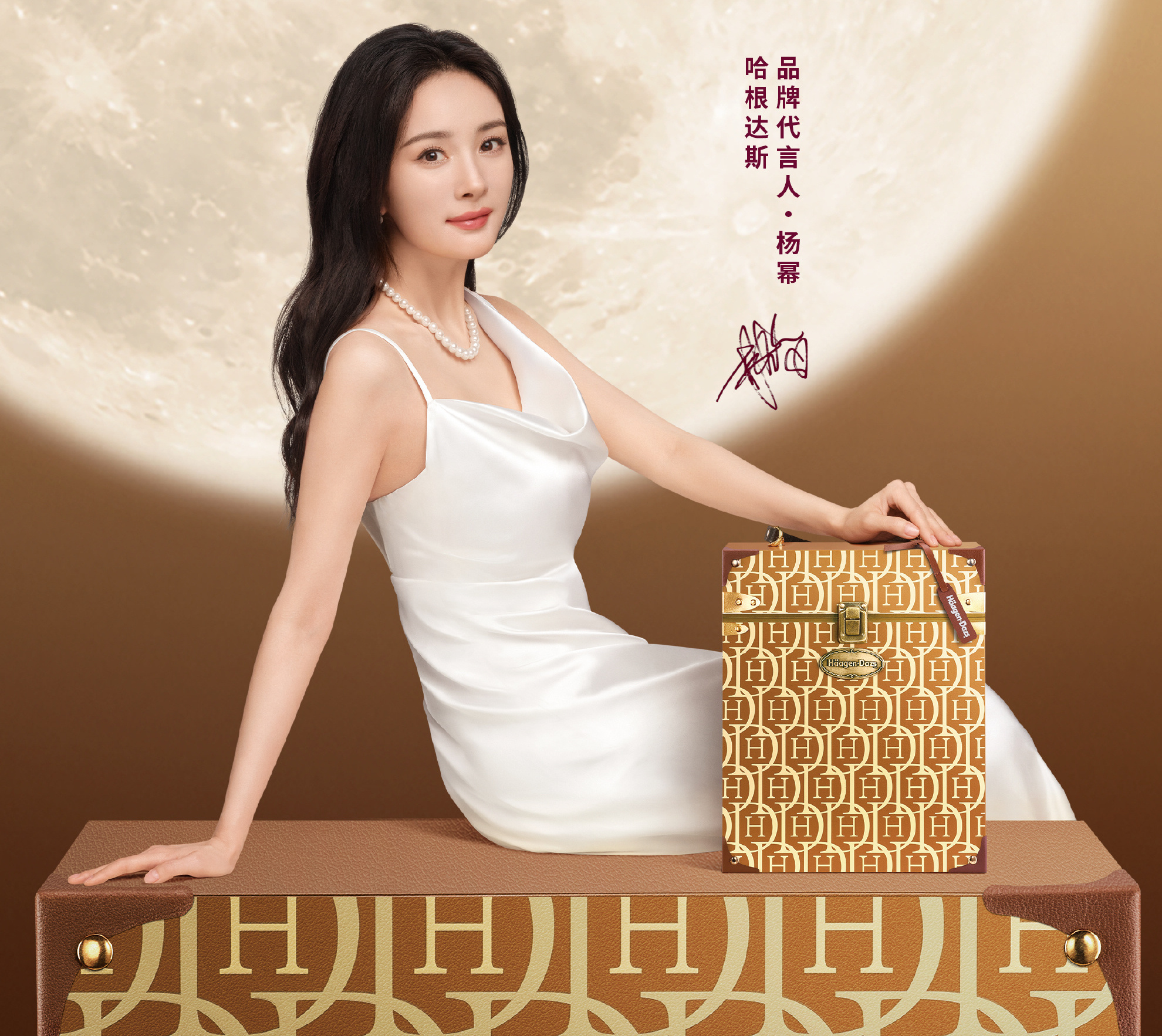 #杨幂心如满月爱意同行#杨幂这个造型美到心动[好喜欢]心如满月，爱意同行。和姐姐