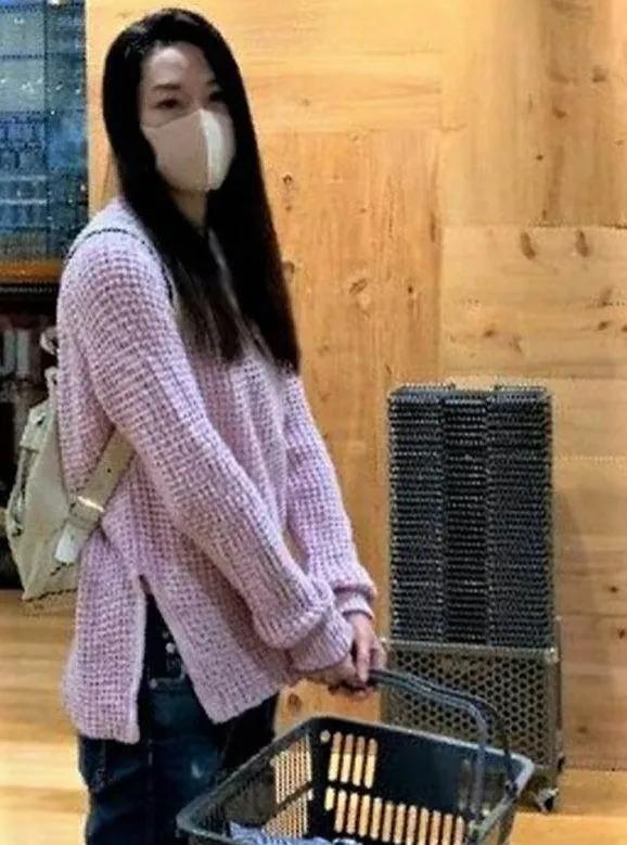 网友偶遇徐子珊，背着跟前几天同样的背包！


她真的是完完全全回归到人海中了，感