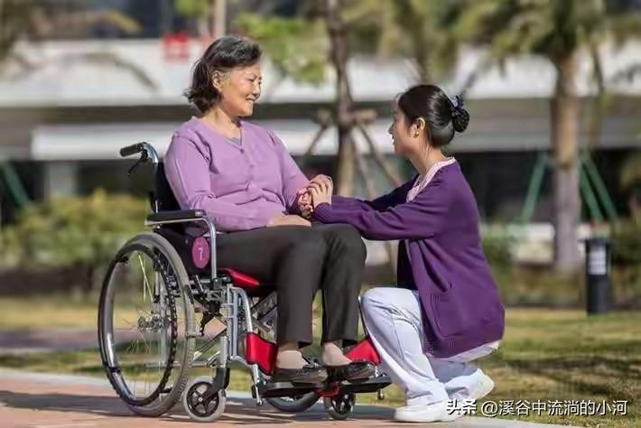 太扎心！
八九十岁老人养老真相：
退休金全给保姆打工
 
当下出现一个极度现实的