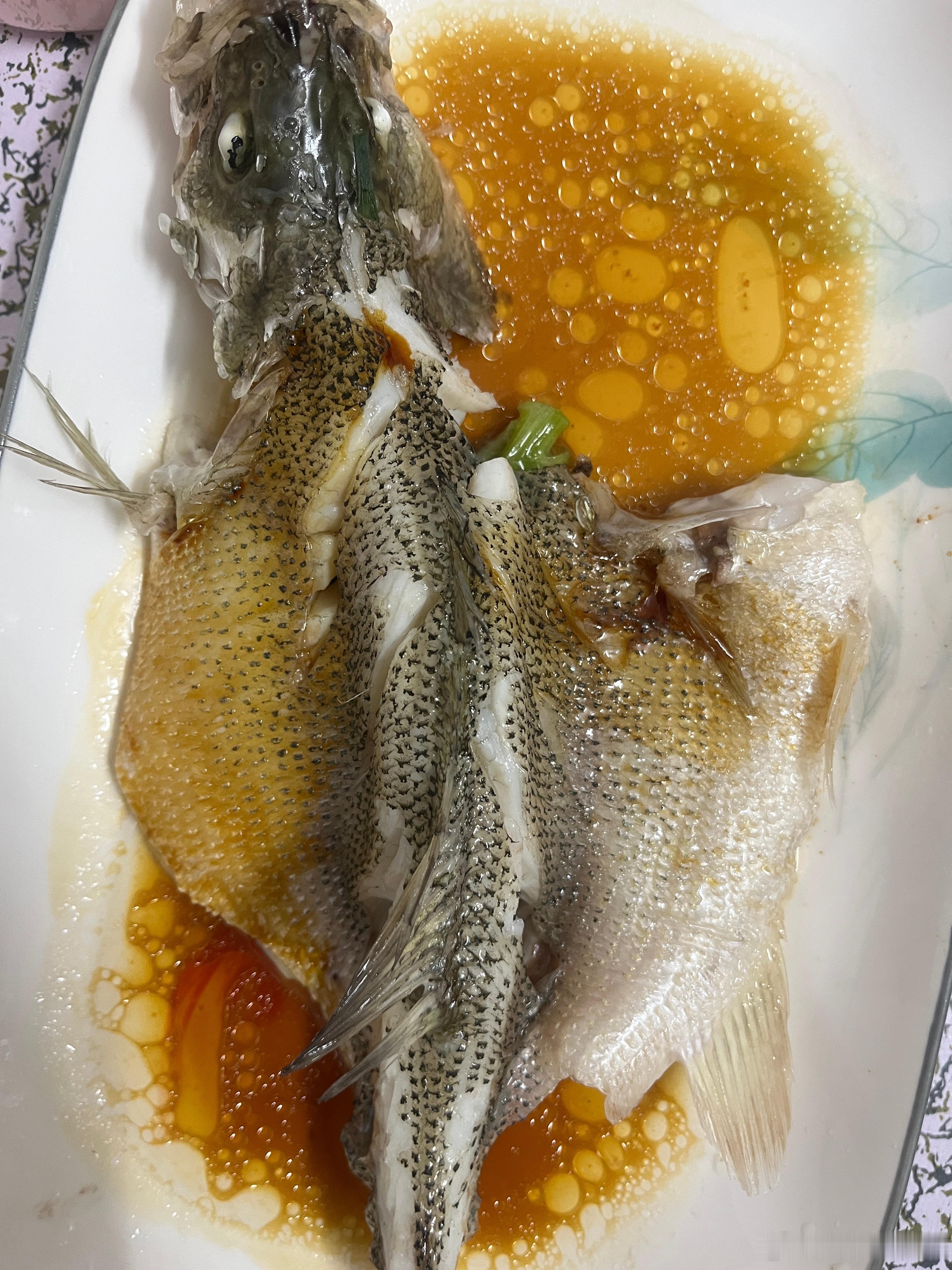 晚上加条鱼就行，中午的粥还有，但是虾吃完了。张小斐晒周星驰签名球衣看了，我觉得好
