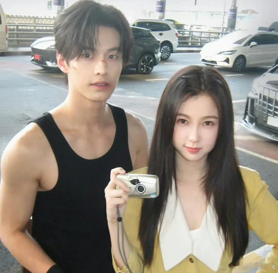 《双轨》空降开播，没预热、没通告，虞书欣和何与直接甩出正片。全网懵了三秒，然后点