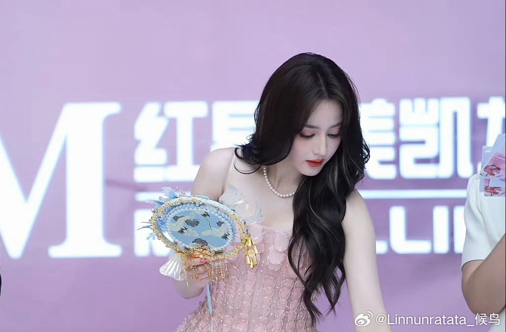 迪丽热巴 水蜜桃成精了迪丽热巴你美得不像话了 
