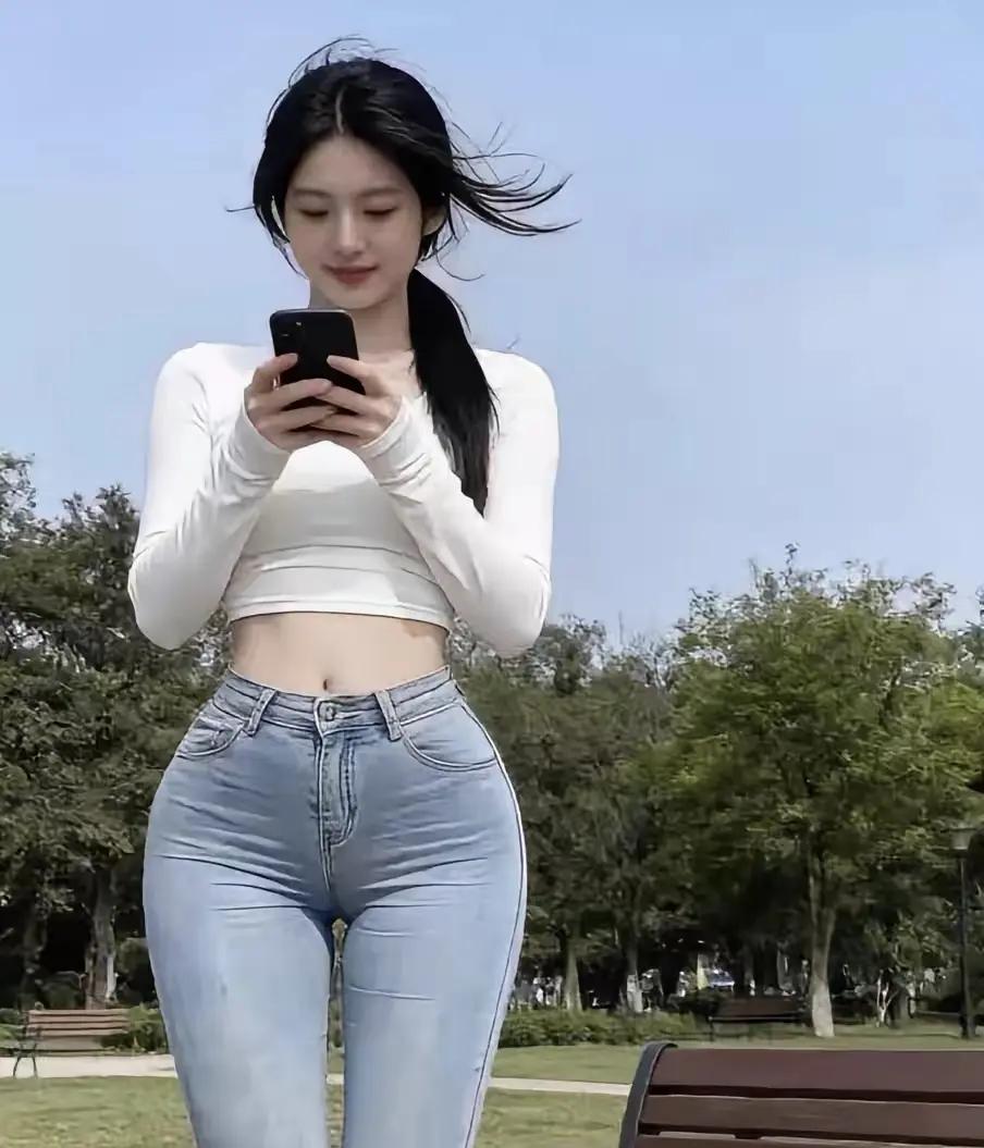 牛仔裤上，美人笑眼含春意。