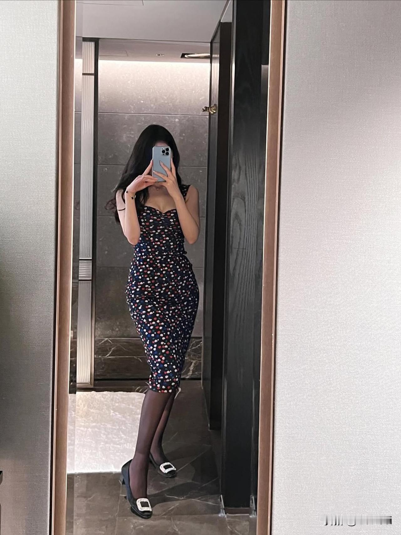 一裙两穿
波点裙的纯欲与优雅切换
波点裙搭配衬衫 波点裙子搭配