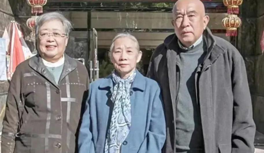 这仨个人，
真很像他们的祖辈。
迎面来的，
物是人非的沧桑感。
这辈子活的也不容