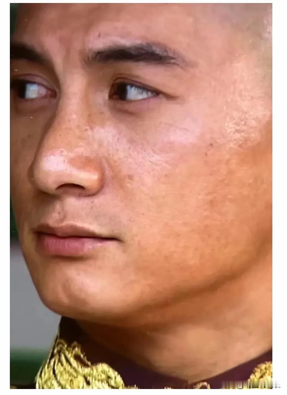 以前的镜头没有美颜滤镜，
演员的毛孔痘痘都清晰可见，
如今的镜头磨皮到白嫩无比，
