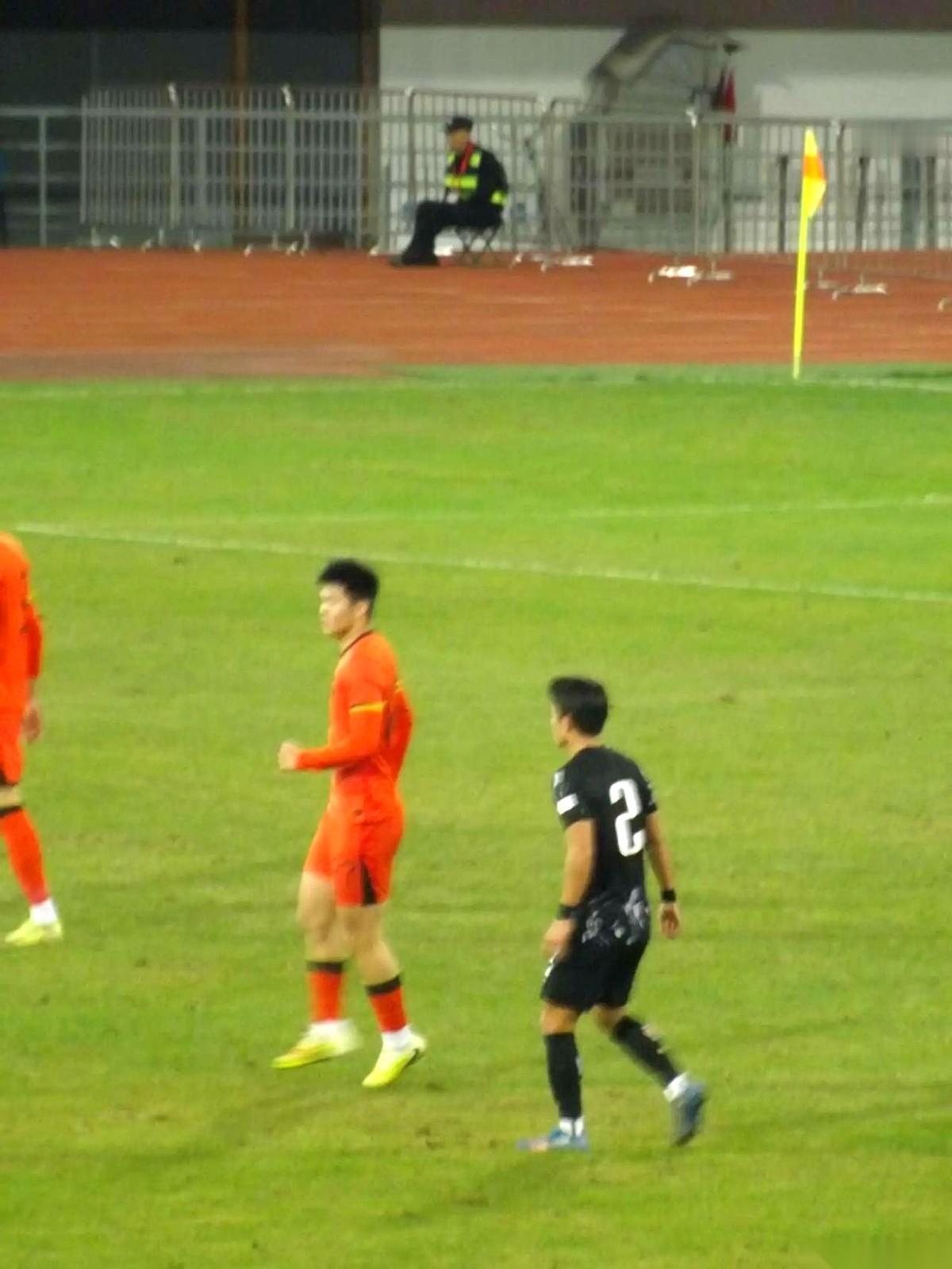 昨晚赢韩国那个球，我来回看了三遍。
看的不是助攻，是陈泽仕那身板儿。好家伙，那大