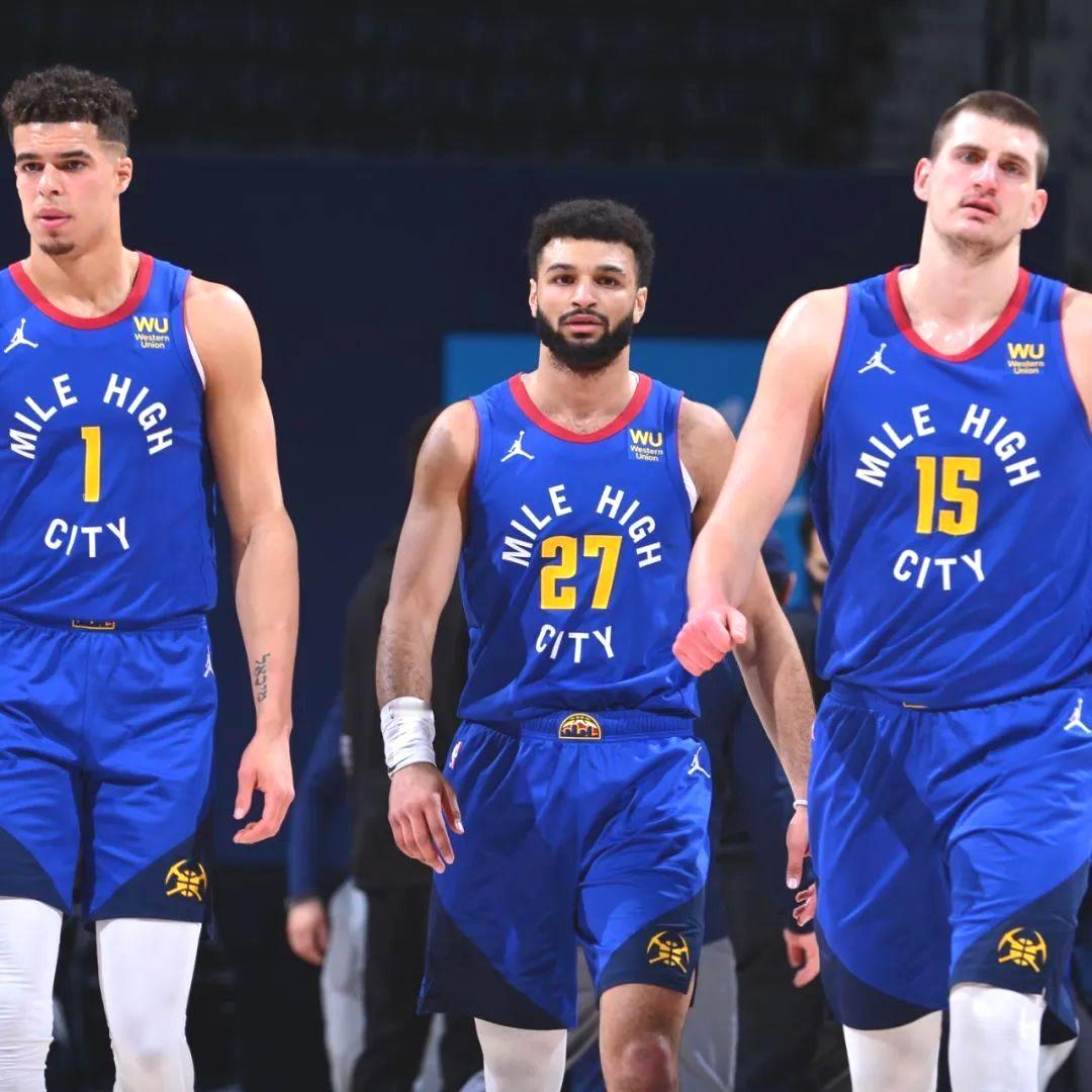 今年夏天，掘金面临重建，全队除了约基奇以外，所有人都可能被交易。

NBA季后赛