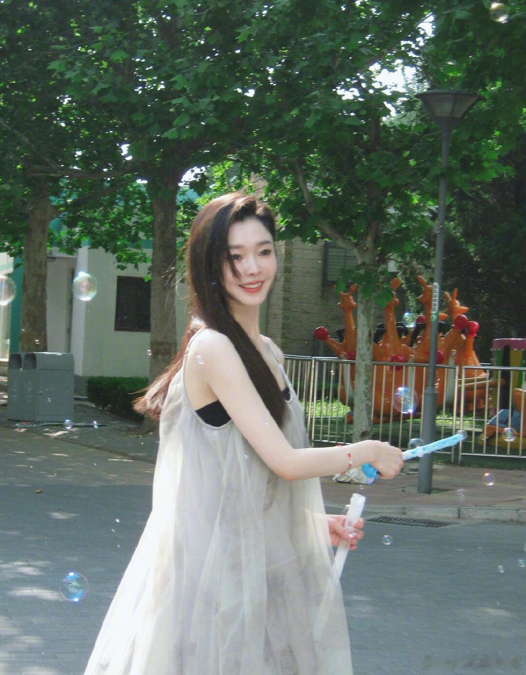 宋轶回应整容宋轶回应整容：没有整容，只是换了个新的化妆老师，大家放心！哈哈哈哈[